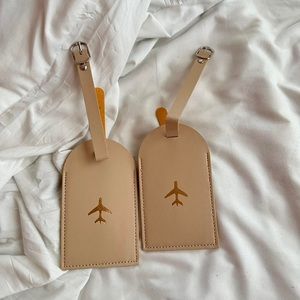 2 luggage tags
